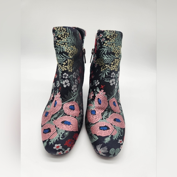 Vince Camuto Floral Fabric Embroidered Boots 6.5M - Picture 2 of 12